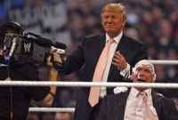 রেসলিং মঞ্চে অদ্ভূত কাণ্ড ঘটালেন উদ্যত ট্রাম্প!