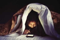 জানেন, স্মার্টফোনে আসক্তি কেড়ে নিচ্ছে রাতের ঘুম