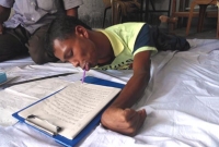 মুখ দিয়ে লিখে জেএসসি পরীক্ষা দিচ্ছে রংপুরের জোবায়ের