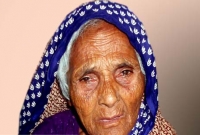 সম্পত্তি লিখে নিয়ে বৃদ্ধা মাকে ফেলে পালিয়ে গেলেন মেয়ে-জামাই সম্পত্তি লিখে নিয়ে বৃদ্ধা মাকে ফেলে পালিয়ে গেলেন মেয়ে-জামাই