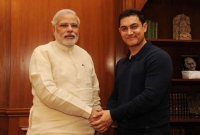 নরেন্দ্র মোদির পাশে দাঁড়ালেন আমির খান