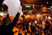 এবার ট্রাম্পবিরোধী বিক্ষোভকারীরা পোড়ালো যুক্তরাষ্ট্রের পতাকা