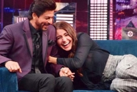 কি এমন শুনলেন? যে শাহরুখের কোলে শুয়ে পড়লেন অনুষ্কা শর্মা