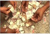 আবর্জনার স্তূপে মিলল বস্তাভর্তি টাকা, টাকা নিয়ে হুড়োহুড়ি আবর্জনার স্তূপে মিলল বস্তাভর্তি টাকা, টাকা নিয়ে হুড়োহুড়ি