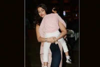 ঘুমন্ত মেয়েকে কোলে নিয়ে হাঁটছেন এই বিখ্যাত নায়িকা! দেখুন তো চেনা যায় কিনা