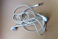 ইয়ারফোন জট পাকিয়ে যায়? এই সহজে কৌশলে ইয়ারফোনকে রাখুন জটমুক্ত