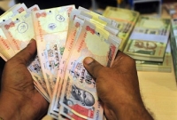 ট্রাক উল্টে রাস্তায় ছড়িয়ে পড়ল কোটি কোটি টাকা! ট্রাক উল্টে রাস্তায় ছড়িয়ে পড়ল কোটি কোটি টাকা!