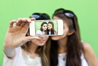 সেলফি তুলতে গিয়ে ৪তলা থেকে পড়ে গেলো দুই মুসলিম তরুণী