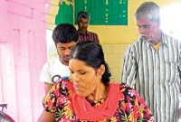 ৯ ফুটের মেয়ে নিয়ে দিশেহারা বাবা! পাশে নেই কেউ