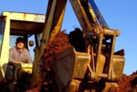 নিজের কবর নিজেই খুঁড়লেন ৯০ বছর বয়সী বৃদ্ধ