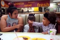 দিদিকে বকছ কেন? রাগী মা’কে এক ধমকে চুপ করিয়ে দিল খুদে!