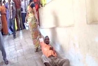 স্ট্রেচার মেলেনি হাসপাতালে, অসুস্থ স্বামীকে টেনে নিয়ে গেলেন স্ত্রী!