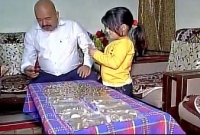 এই ব্যক্তির মানিব্যাগের ওজন ১৫ কেজি! জানেন কেন?