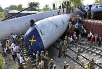 ভারতে ভয়াবহ ট্রেন দুর্ঘটনায় নিহতের সংখ্যা বেড়ে ৪৫, আহত শতাধিক