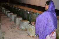 ৮ বছর ধরে মসজিদের ওযুখানায় রাত কাটাচ্ছেন ২৭ বছর বয়সী এই তরুণী