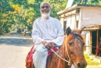 ঘোড়ায় চড়ে ৯০ বছর