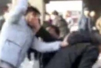 পিতামাতাকে প্রকাশ্যে রাস্তায় ফেলে পেটালো কুলাঙ্গার সন্তান পিতামাতাকে প্রকাশ্যে রাস্তায় ফেলে পেটালো কুলাঙ্গার সন্তান