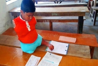 ২ হাত ১ পা নেই, ১ পায়ে লিখে ইবতেদায়ি সমাপনী পরীক্ষা দিচ্ছে মাদ্রাসা ছাত্র রাসেল