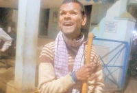 ৫ লক্ষ বাড়িতে ভিক্ষা করে কাঁড়ি কাঁড়ি টাকা জমিয়েছেন জন্মান্ধ রমজান আলী, এক খোঁচায় সব টাকা অচল