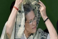 পবিত্র আজান শুনে বক্তব্য থামিয়ে মাথায় কাপড় দিলেন সোনিয়া গান্ধী