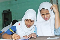 অন্ধত্ব দমাতে পারেনি ৪র্থ শ্রেণির সাথীকে, ফারজানার সাহায্যে দিচ্ছে পিএসসি পরীক্ষা