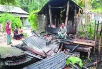 লাখ টাকা পুরস্কারের ঘোষণাতেও ‘তথ্য’ মিলেছ না! লাখ টাকা পুরস্কারের ঘোষণাতেও ‘তথ্য’ মিলেছ না!