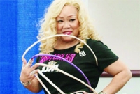 ২৩ বছর ধরে দুই হাতের কোনো নখ কাটেননি এই নারী, জানেন তার নখ এখন কত ইঞ্চি?