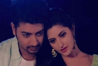 কক্সবাজার সমুদ্র সৈকতে কি করলেন বাপ্পী-পরীমনি?