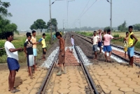 ট্রেন থেকে ছুঁড়ে ফেলা হচ্ছে ৫০০-১০০০ টাকার বান্ডিল! টাকা কুড়াতে রেল লাইনে গোটা গ্রামের মানুষ