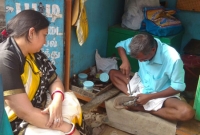 রাস্তার পাশ থেকে জুতো সেলাই করে নিলেন মন্ত্রী