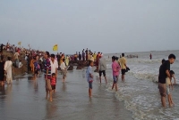 ঈদের আনন্দে কক্সবাজারে পর্যটকদের মিলন-মেলা