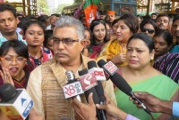 ‘মমতা ব্যানার্জীর মাথার তার কেটে গেছে’