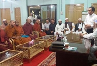 হেফাজত ইসলামের আমীরের সাথে বৌদ্ধ প্রতিনিধি দলের সাক্ষাৎ