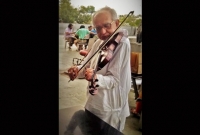  স্ত্রীকে বাঁচাতে হবে, তাই ভায়োলিনেই সুর তুলেছেন ৭২ বছরের এই বৃদ্ধ