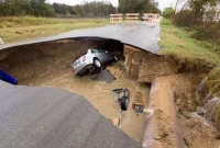 হঠাৎ রাস্তায় তৈরি হল বিশাল গর্ত, দুর্ঘটনায় যাত্রীসহ গাড়ি!