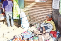 টাকা নেই, এটিএম বুথের দরজা দখল করে দোকান বসালেন এই বৃদ্ধা