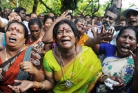 ‘আম্মা’ শোকে আঙুল কাটলে ৫০ হাজার টাকা!