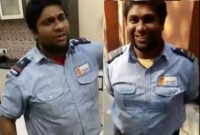  এই নিরাপত্তারক্ষী এখন সেলিব্রিটি! কেন জানেন?