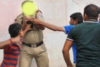 স্ত্রীর শ্লীলতাহানির প্রতিবাদ করায় আক্রান্ত পুলিশ!