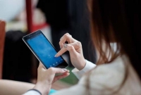 চার্জিং নিয়ে দুশ্চিন্তা শেষ, এবার আঙুলের ছোঁয়ায় চার্জ হবে মোবাইল!