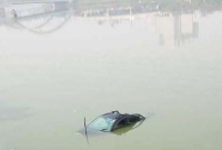 নিয়ন্ত্রণ হারিয়ে হাতিরঝিলের পানিতে প্রাইভেটকার