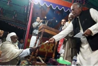 ঘুষের টাকা গ্রাহকদের হাতে ফিরিয়ে দিলেন এমপি