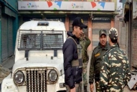 কাশ্মিরে ব্যাঙ্ক ডাকাতি, পুলিশ দেখে ইট ছুঁড়লো জনতা