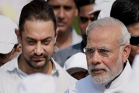 মোদির পাশে দাঁড়ালেন আমির