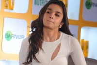 আলিয়া ভাটের পোশাক নিয়ে তুলকালাম কাণ্ড!