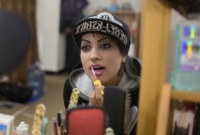 মৃত্যুফাঁদ উপেক্ষা করে জীবনের গান গাইছেন এই নারী!