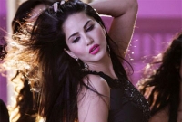 এবার পা দেখিয়ে সানি লিওনের বাজিমাত