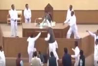 সংসদে স্পিকারের ন্যায়দণ্ড কেড়ে নিয়ে বিধায়কের 'অলিম্পিক' দৌড়!