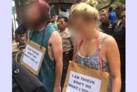 ‘‌আমি চোর’‌ লেখা প্লাকার্ড গলায় ঝুলিয়ে ঘুরলেন দুই নারী পর্যটক, কিন্তু কেন?