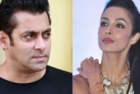  সালমান আসার আগেই পার্টি ছেড়ে বেরিয়ে গেলেন মালাইকা